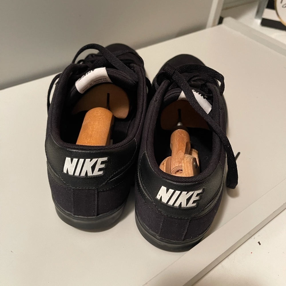 Nikes very nice and  simple sneaker with black logo in two sides - Picture 8 of 16
